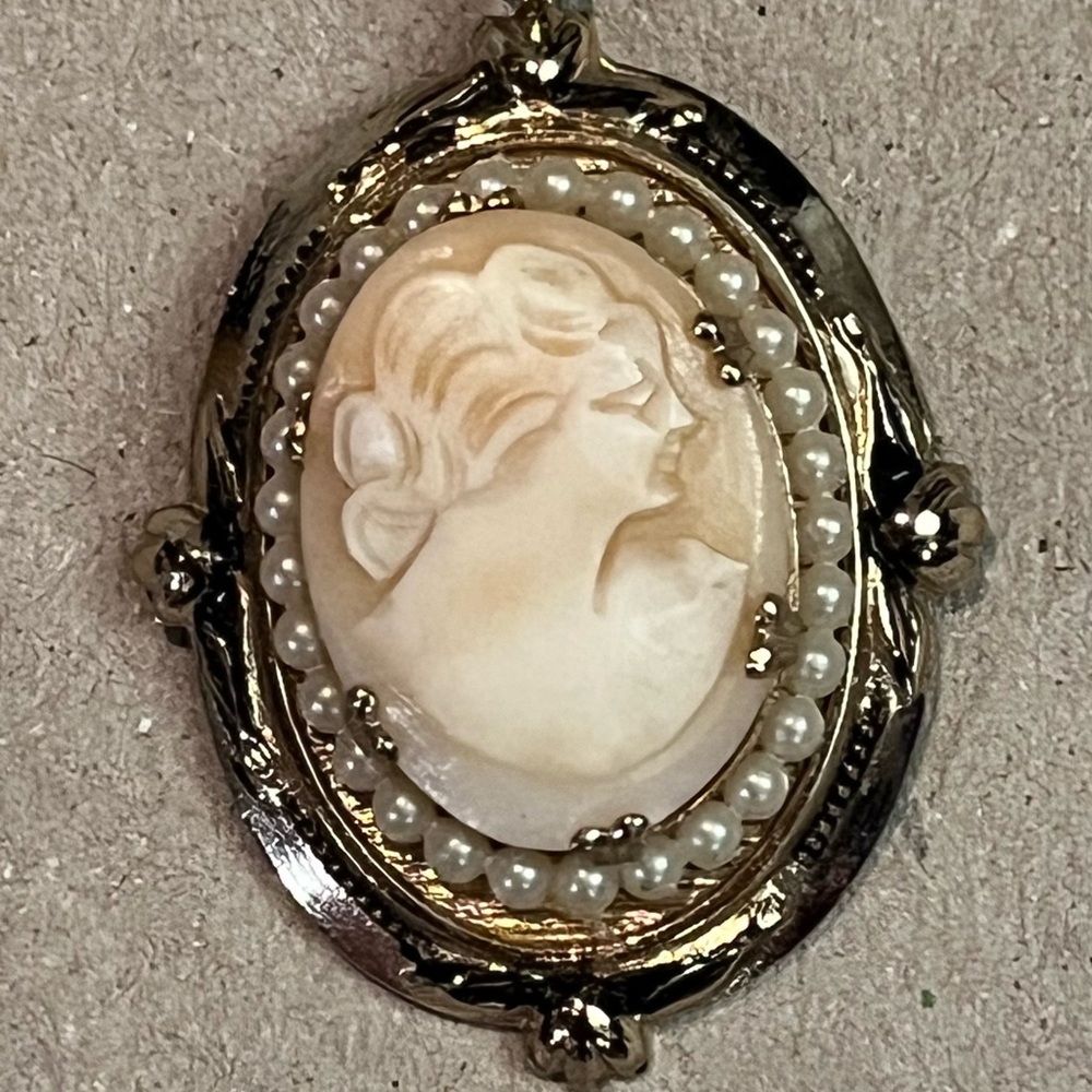 Coro Vintage Gold and Cream Cameo Pendant